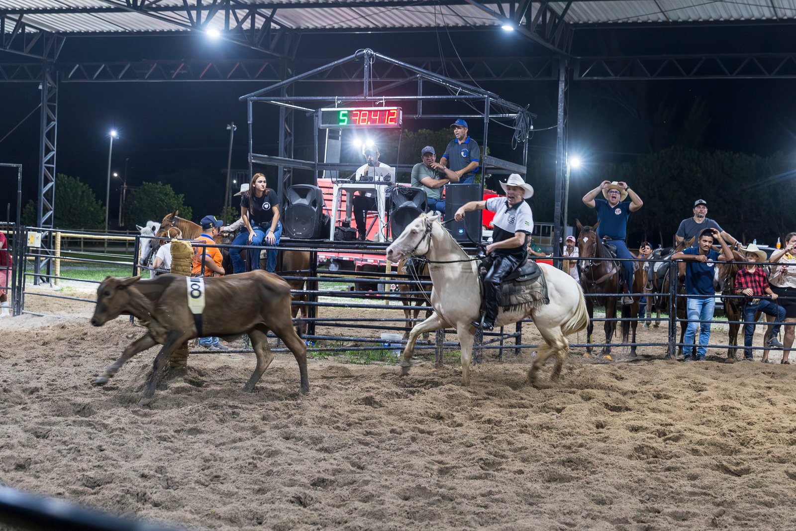 Arena noturna com placar